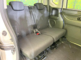 後部座席も気になるようなキズ・汚れやへたり等、大きなダメージはなく、良好な状態です。