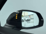 ●アウディサイドアシスト『後方の死角を並走する車両を検知しドアミラーの内側のLEDが点灯。ドライバーに注意を促し事故を未然に防ぐシステムです。』