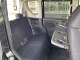 後部座席は5:5の分割式となっております。