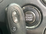 【キーレススタートシステム】カバンやポケットに入れたままでもドアの施錠・解錠が可能なスマートキーを装備。エンジンのオン・オフ時もカギを取り出す必要が無いからとっても便利です♪