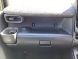 助手席前の小物置きスペースも広くて使いやすいです(*'&omega;'*)
