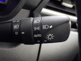 【オートライト】車外の明るさに応じて、自動的にライトの点灯・消灯をしてくれます。