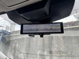 インテリジェントルームミラー☆後席に乗っている人や、大きな荷物を載せていると見にくくなりがちな後方視界。。こちらは車両後方のカメラ映像をミラーに映すので、天候にも影響されないクリアな後方視界を実現☆