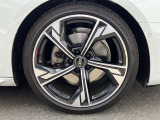 19インチ純正アルミホイール装備 全車両に標準装備の純正アルミホイールは、純正ならではのバランスの良いデザインと、走行安定性をお楽しみ頂けます。