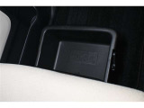 助手席シートアンダートレイ装備!色々収納でき室内もスッキリ!