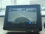 バックカメラが付いておりますので目視では確認しきれない部分を映しだしてくれるので事故防止に役立ちます。