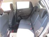 リヤシートも全車消毒済み。足元も広々。ドアには小物を収納できる便利な【リヤポケット】付。