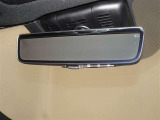 デジタルインナーミラーを装備してます。後部座席の人や大きな荷物で後方の視界を遮られることがありません。