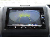 バックカメラの画像です。ガイドラインがスムースな車庫入れをサポートいたします。車庫入れの安心感がアップしますね。