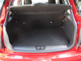 トランクルームは、スペース的にも十分な広さではないでしょうか。後部座席のシートを倒す事もできますので、大きい荷物の収納も可能です。