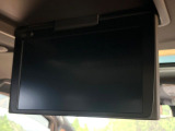 【フリップダウンモニター】大画面モニターで後席でもエンタメをお楽しみいただけます。小さなお子様にも大人気の装備です♪