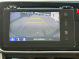 駐車時の安全確認をサポートするバックカメラも使用できます。インターナビで様々な情報を得ることもできます。