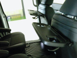 純正オプションで工賃込み39,160円の「シートバックテーブル ブラック/運転席・助手席用」装着!。軽食もできる便利なテーブルです。