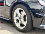 17インチ純正アルミホイール装備 全車両に標準装備の純正アルミホイールは、純正ならではのバランスの良いデザインと、走行安定性をお楽しみ頂けます。