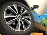 【純正18インチアルミホイール】外観にマッチした純正アルミホイールを装着しております。各種社外アルミホイールや、スタッドレスタイヤも取扱いしております。是非ご相談ください♪