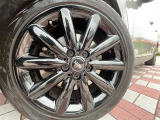 ●純正17インチアルミホイール:輸入車ならではの卓越した走りを支えるホイールと足回りです!日本車の走りに慣れている方にもぜひ体感して頂きたいほど、高いレベルでまとまっています!