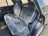 後部席☆厚みのあるシートが時代を感じます☆新車から30年以上経過していますので色褪せやスレ等ございます☆