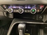 オートエアコンがついてます。左右独立で温度設定のできるデュアルオートエアコンです。パネル内のシートヒータースイッチは前席の左右別々に3段階で温度設定ができます。