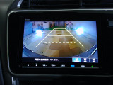 バックカメラの画像です。ガイドラインがスムースな車庫入れをサポートいたします。車庫入れの安心感がアップしますね。