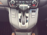 自然に手が届く距離に配置されたシフトレバー。