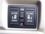 運転席からもスライドドアをボタン操作でスピーディーに開閉できます!またスマートキーでも操作できるので便利です。