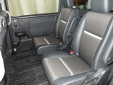 後席も足元広々で快適にドライブ出来ます♪