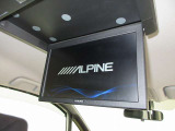 アルパイン製後席モニター搭載なので、後部座席で動画の視聴が楽しめます!後部座席のご家族も楽しくロングドライブに出掛けられます!小さなお子様がいるご家庭の方にとても人気の装備です♪