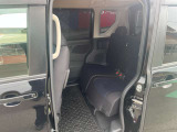後席もきれいにクリーニングされています。足元のスペースもこれだけ広ければ一緒に乗っている人もゆったりお乗りいただけそうです。