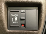 左側電動スライドドアは運転席からでも操作ができるように、ハンドル付近に開閉の操作スイッチが付いています。