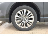 純正なので車に似合うデザインになっていますね。スタッドレスタイヤもご相談下さい。