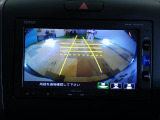 バックカメラの画像です。ガイドラインがスムースな車庫入れをサポートいたします。車庫入れの安心感がアップしますね。