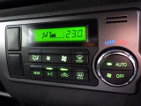オートエアコン付きなので一度、気温を設定すれば自動的に過ごし易い温度に調整してくれますよ。 車内をいつでも快適空間にしてくれます。
