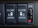 運転席からもスライドドアをボタン操作でスピーディーに開閉できます!またスマートキーでも操作できるので便利です。