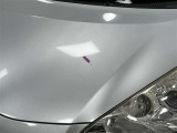 ボンネットにヘコミをともなうキズ(タッチアップペン補修)あり