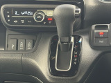 自然に手が届く距離に配置されたシフトレバー。