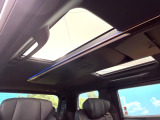 【左右独立ムーンルーフ】2列目左右席にそれぞれ配置されたガラスルーフ!日差しに合わせて片側だけシェードを閉めることも可能です!
