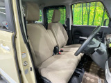 運転席まわりには十分なスペースがあり、大柄な方でもゆったり運転していただける環境です。