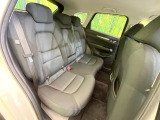 後部座席も気になるようなキズ・汚れやへたり等、大きなダメージはなく、良好な状態です。