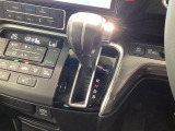 インパネシフトを採用しているので、前席の足元も広々としています。運転席と助手席の行き来もスムーズです!