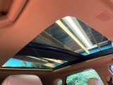 【大型サンルーフ】車内の解放感が一気に上がる大型のパノラマルーフ!季節を問わず開放的で快適なドライブをお楽しみいただけます。流通量も少なく希少価値の高い人気の装備です♪