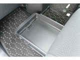 助手席シート下にも収納スペースがあります。