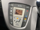 【オートエアコン】一度お好みの温度に設定すれば、車内の温度を検知し風量や温度を自動で調整。暑い&hellip;寒い&hellip;と何度もスイッチ操作をする必要はありません。快適な車内空間には必須の機能ですね♪