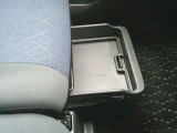 助手席シートアンダーボックス。スライド式で、運転用の替え靴や、車内に常備したいこども用品、着がえた服などを収納できます。