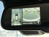 ディスプレイ付ルームミラーでクルマを上空から見下ろしているかのように、状況を把握できます。4つのビュー「トップ・フロント・サイド・バックビュー」を切り替えることで狭い場所でも周囲が映像で確認できます。
