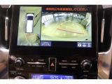 パノラミックビューモニター付きです。車両を上から見たような映像をディスプレイ画面上に表示。運転席からの目視だけでは見にくい、車両周辺の状況をリアルタイムでしっかり確認できます。