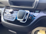 ハイブリット専用のシフトノブです。インパネシフトだから視線の移動も少なく足元もスッキリ♪運転席もゆったりしているのでゆとりを持ってドライブできますね!