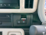 ボタン一つでサイドブレーキのON・OFFが可能な電動パーキングブレーキを採用!停車中にブレーキONを保持してくれるブレーキホールド機能付き!