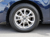標準装備の純正15インチアルミホイール。タイヤサイズは185/65R15です。