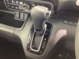 インパネシフトを採用しているので、前席の足元も広々としています。運転席と助手席の行き来もスムーズです!