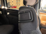 運転席から助手席シートをリクライニングする事ができ、後席のお子様へ手が届きやすく便利です。